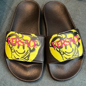 Kids Versace slides. Size 31/32 Italian sizing